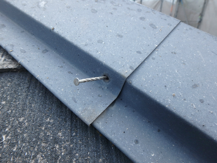 屋根　棟板金　釘浮き